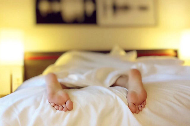 Hombre no puede dormir por vecinos ruidosos